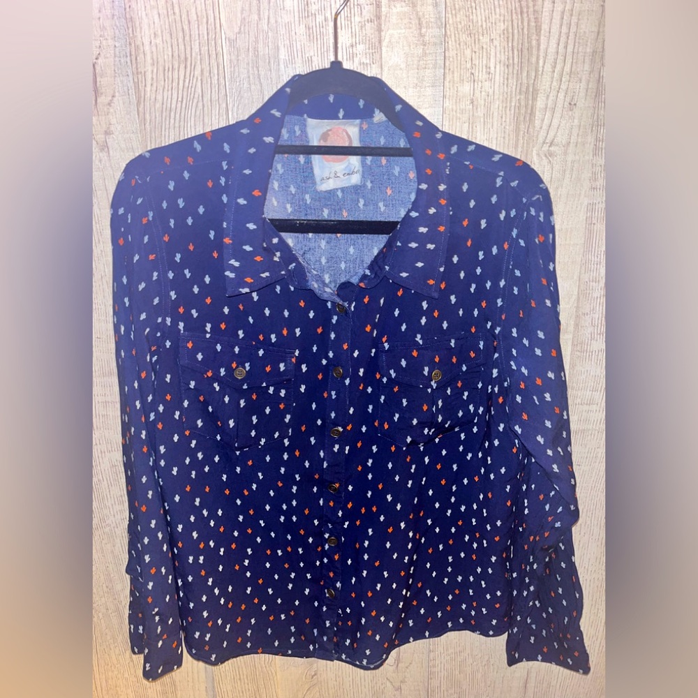 🎉3/20 Ash & Ember Women's Blue Patterned button down Top size large